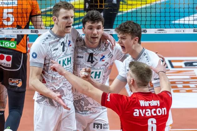 03.04.2024, Berlin, Volleyball: 1.Bundesliga, Maenner, Playoff-Halbfinale, Spiel 3, BR Volleys - SVG Lueneburg, Max-Schmeling-Halle. Spieler von SVG Lueneburg jubeln nach Punktgewinn. BR Volleys - SVG Lueneburg