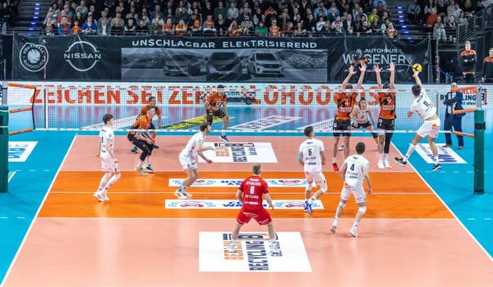 03.04.2024, Berlin, Volleyball: 1.Bundesliga, Maenner, Playoff-Halbfinale, Spiel 3, BR Volleys - SVG Lueneburg, Max-Schmeling-Halle. Xander Ketrzynski (r) von SVG Lueneburg spielt den Ball ueber das Netz. BR Volleys - SVG Lueneburg