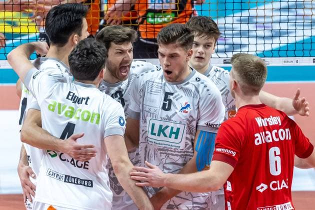 03.04.2024, Berlin, Volleyball: 1.Bundesliga, Maenner, Playoff-Halbfinale, Spiel 3, BR Volleys - SVG Lueneburg, Max-Schmeling-Halle. Spieler von SVG Lueneburg jubeln nach Punktgewinn. BR Volleys - SVG Lueneburg