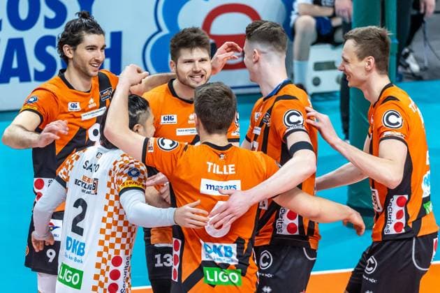 03.04.2024, Berlin, Volleyball: 1.Bundesliga, Maenner, Playoff-Halbfinale, Spiel 3, BR Volleys - SVG Lueneburg, Max-Schmeling-Halle. Berlins Spieler jubeln nach Punktgewinn. BR Volleys - SVG Lueneburg