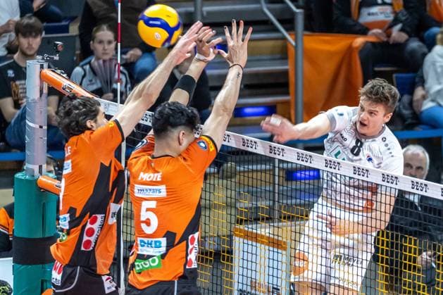 03.04.2024, Berlin, Volleyball: 1.Bundesliga, Maenner, Playoff-Halbfinale, Spiel 3, BR Volleys - SVG Lueneburg, Max-Schmeling-Halle. Theo Mohwinkel (r-l) von SVG Lueneburg spielt den Ball gegen Berlins Block aus Nehemiah Mote und Timothee Carle. BR Volleys - SVG Lueneburg