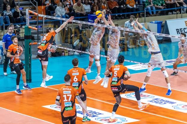 03.04.2024, Berlin, Volleyball: 1.Bundesliga, Maenner, Playoff-Halbfinale, Spiel 3, BR Volleys - SVG Lueneburg, Max-Schmeling-Halle. Berlins Timothee Carle spielt den Ball ueber das Netz. BR Volleys - SVG Lueneburg
