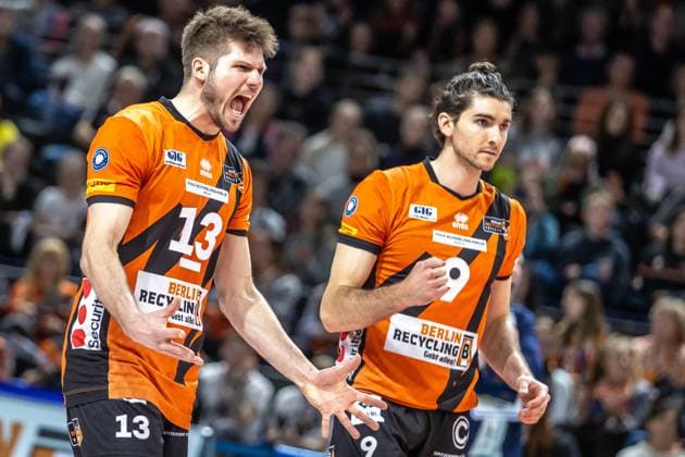 03.04.2024, Berlin, Volleyball: 1.Bundesliga, Maenner, Playoff-Halbfinale, Spiel 3, BR Volleys - SVG Lueneburg, Max-Schmeling-Halle. Berlins Ruben Schott (l) jubelt neben Timothee Carle nach Punktgewinn. BR Volleys - SVG Lueneburg