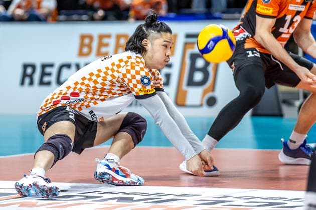 03.04.2024, Berlin, Volleyball: 1.Bundesliga, Maenner, Playoff-Halbfinale, Spiel 3, BR Volleys - SVG Lueneburg, Max-Schmeling-Halle. Berlins Libero Satoshi Tsuiki nimmt einen Ball an. BR Volleys - SVG Lueneburg