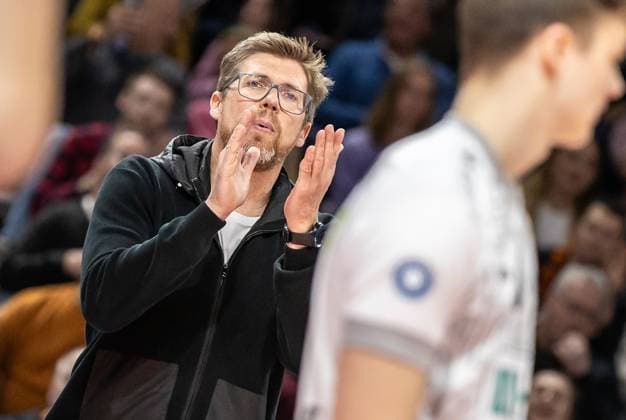 03.04.2024, Berlin, Volleyball: 1.Bundesliga, Maenner, Playoff-Halbfinale, Spiel 3, BR Volleys - SVG Lueneburg, Max-Schmeling-Halle. Trainer Stefan Huebner von SVG Lueneburg klatscht seinem Team zu. BR Volleys - SVG Lueneburg