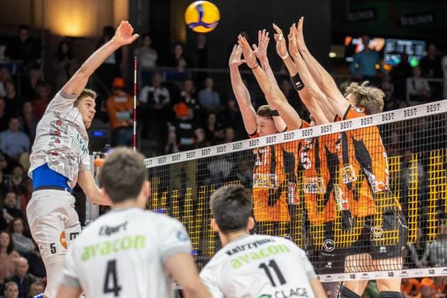 03.04.2024, Berlin, Volleyball: 1.Bundesliga, Maenner, Playoff-Halbfinale, Spiel 3, BR Volleys - SVG Lueneburg, Max-Schmeling-Halle. Erik Roehrs (l-r) von SVG Lueneburg spielt den Ball gegen Berlins Block aus Marek Sotola, Nehemiah Mote und Cody Kessel. BR Volleys - SVG Lueneburg