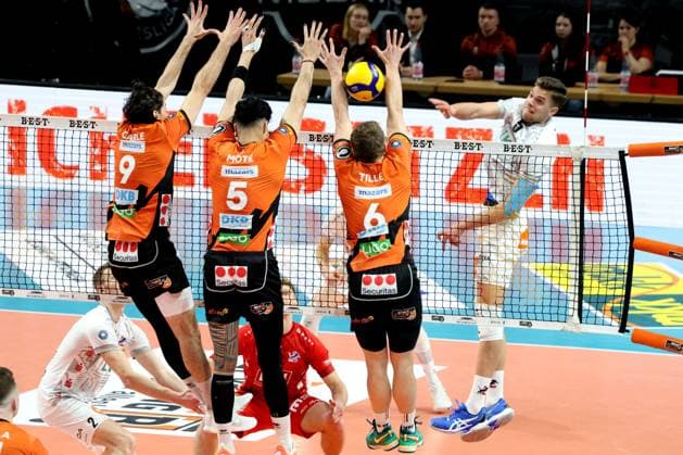 DEU, DVV, 1.VBL, BR Volleys vs. Lueneburg, 03.04.2024, Max-Schmeling-Halle, Berlin, DEU, DVV, 1.VBL, BR Volleys vs. Lueneburg, im Bild Timothee Carle (BR Volleys 9), Neheimjah Mote (BR Volleys 5), Johannes Tille (BR Volleys 6), Erik Roehrs (Lueneburg 5) Foto: Juergen Engler nordphoto GmbH