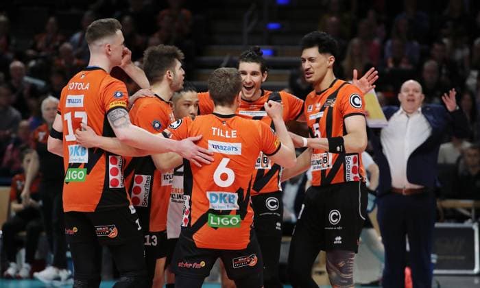 Marek Sotola, Ruben Schott, Satoshi Tsuiki, Johannes Tille, Timothee Carle, Nehemiah Mote, Trainer Joel Banks jubelt nach 2:1 Satzgewinn Freude Emotion Jubel Volleyball Bundesliga Herren Saison 2023 2024 03.04.2024 BR Volleys Berlin BRV vs. SVG Lüneburg