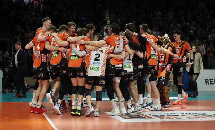 re. Cody Kessel im Angriff, Matthew Knigge, Theo Mohwinkel Zweikampf Spielszene Aktion Volleyball Bundesliga Herren Saison 2023 2024 03.04.2024 BR Volleys Berlin BRV vs. SVG Lüneburg