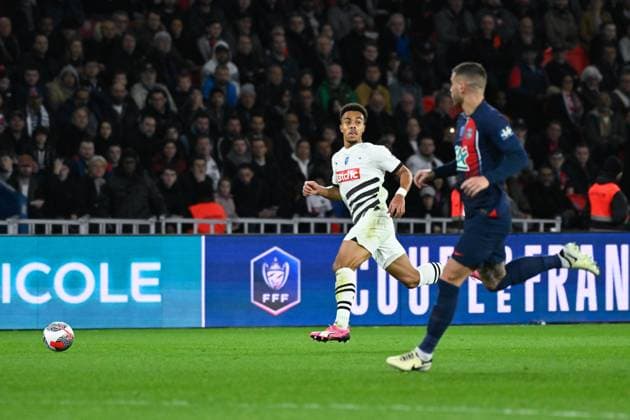 Doue Guela ( 17 - Rennes ) and Lucas Hernandez ( 21 - PSG ) during the French Cup match between Paris Saint Germain and Stade Rennais at Parc des Princes on April 03, 2024 in Paris, France. ( Photo by federico pestellini panoramic ) - FOOTBALL : PSG vs Rennes - Coupe de France - 03 04 2024 FedericoPestellini Panoramic 