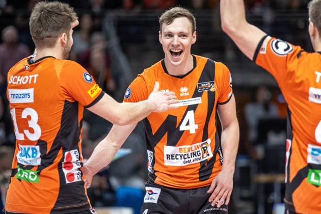 03.04.2024, Berlin, Volleyball: 1.Bundesliga, Maenner, Playoff-Halbfinale, Spiel 3, BR Volleys - SVG Lueneburg, Max-Schmeling-Halle. Berlins Timo Tammemaa jubelt nach dem Einzug ins Finale. BR Volleys - SVG Lueneburg