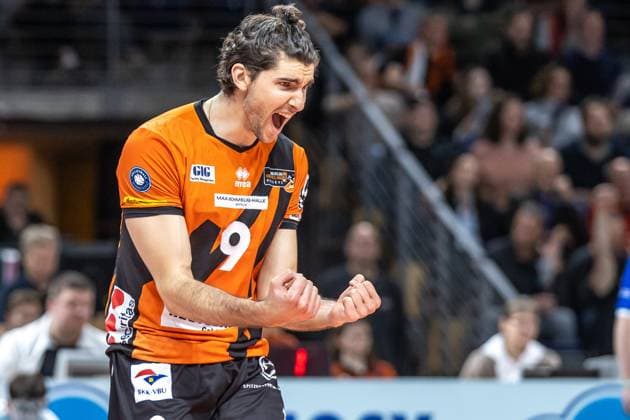 03.04.2024, Berlin, Volleyball: 1.Bundesliga, Maenner, Playoff-Halbfinale, Spiel 3, BR Volleys - SVG Lueneburg, Max-Schmeling-Halle. Berlins Timothee Carle jubelt nach dem Einzug ins Finale. BR Volleys - SVG Lueneburg