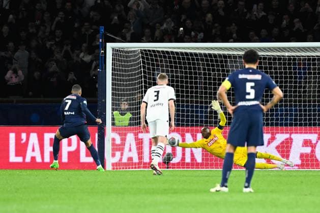 Steve Mandanda ( 30 - Rennes ) stops a penalty of Kylian Mbappe ( 7 - PSG ) during the French Cup match between Paris Saint Germain and Stade Rennais at Parc des Princes on April 03, 2024 in Paris, France. ( Photo by federico pestellini panoramic ) - FOOTBALL : PSG vs Rennes - Coupe de France - 03 04 2024 FedericoPestellini Panoramic 