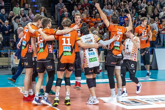 03.04.2024, Berlin, Volleyball: 1.Bundesliga, Maenner, Playoff-Halbfinale, Spiel 3, BR Volleys - SVG Lueneburg, Max-Schmeling-Halle. Team der BR Volleys jubelt nach dem Einzug ins Finale. BR Volleys - SVG Lueneburg