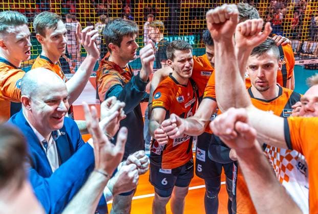 Sport Bilder des Tages 03.04.2024, Berlin, Volleyball: 1.Bundesliga, Maenner, Playoff-Halbfinale, Spiel 3, BR Volleys - SVG Lueneburg, Max-Schmeling-Halle. Team der BR Volleys jubelt nach dem Einzug ins Finale. BR Volleys - SVG Lueneburg