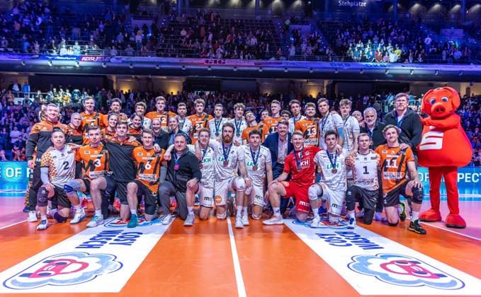 03.04.2024, Berlin, Volleyball: 1.Bundesliga, Maenner, Playoff-Halbfinale, Spiel 3, BR Volleys - SVG Lueneburg, Max-Schmeling-Halle. Mannschaftsfoto mit beiden Teams. BR Volleys - SVG Lueneburg