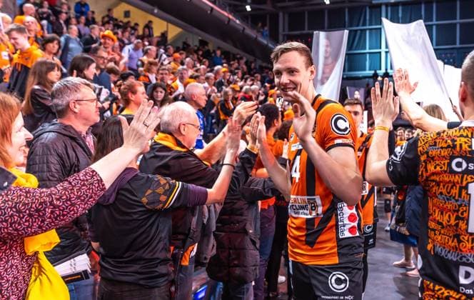 03.04.2024, Berlin, Volleyball: 1.Bundesliga, Maenner, Playoff-Halbfinale, Spiel 3, BR Volleys - SVG Lueneburg, Max-Schmeling-Halle. Berlins Timo Tammemaa klatscht sich nach dem Sieg mit Fans ab. Freude ueber Einzug ins Finale. BR Volleys - SVG Lueneburg