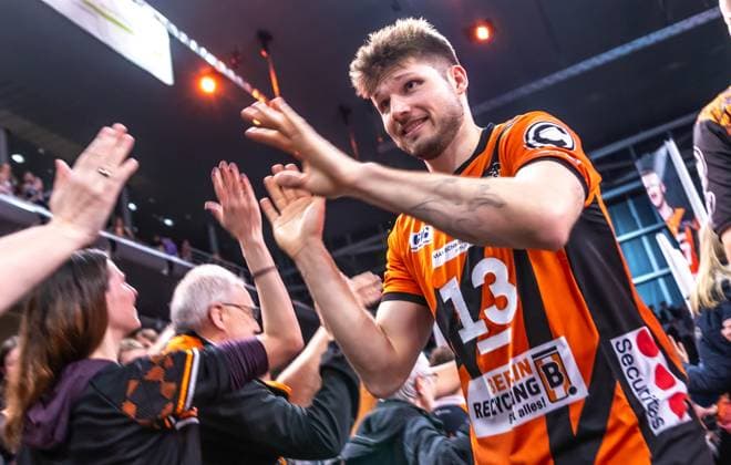 03.04.2024, Berlin, Volleyball: 1.Bundesliga, Maenner, Playoff-Halbfinale, Spiel 3, BR Volleys - SVG Lueneburg, Max-Schmeling-Halle. Berlins Ruben Schott klatscht sich nach dem Sieg mit Fans ab. Freude ueber Einzug ins Finale. BR Volleys - SVG Lueneburg