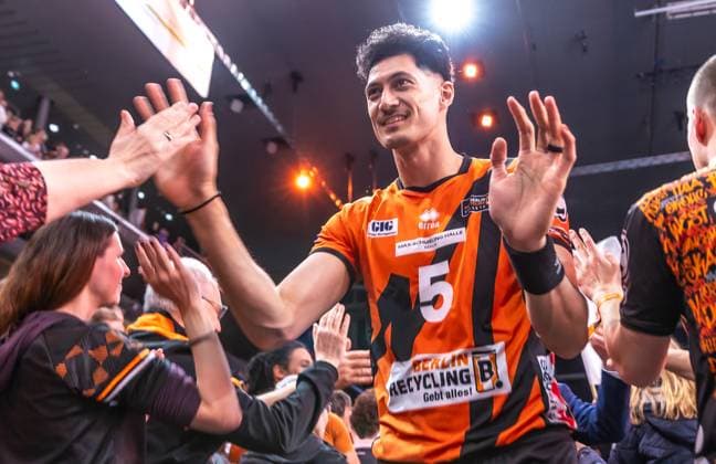 03.04.2024, Berlin, Volleyball: 1.Bundesliga, Maenner, Playoff-Halbfinale, Spiel 3, BR Volleys - SVG Lueneburg, Max-Schmeling-Halle. Berlins Nehemiah Mote klatscht sich nach dem Sieg mit Fans ab. Freude ueber Einzug ins Finale. BR Volleys - SVG Lueneburg