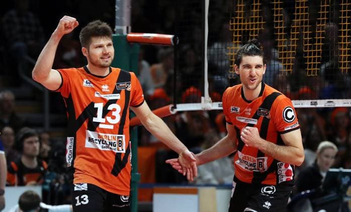 Ruben Schott, Timothee Carle jubelt Freude Emotion Jubel Volleyball Bundesliga Herren Saison 2023 2024 03.04.2024 BR Volleys Berlin BRV vs. SVG Lüneburg