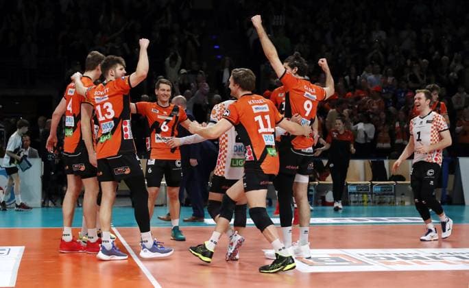 Timo Tammemaa, Ruben Schott, Johannes Tille, Satoshi Tsuiki, Cody Kessel, Timothee Carle jubelt nach Sieg Spielende Freude Emotion Jubel Volleyball Bundesliga Herren Saison 2023 2024 03.04.2024 BR Volleys Berlin BRV vs. SVG Lüneburg