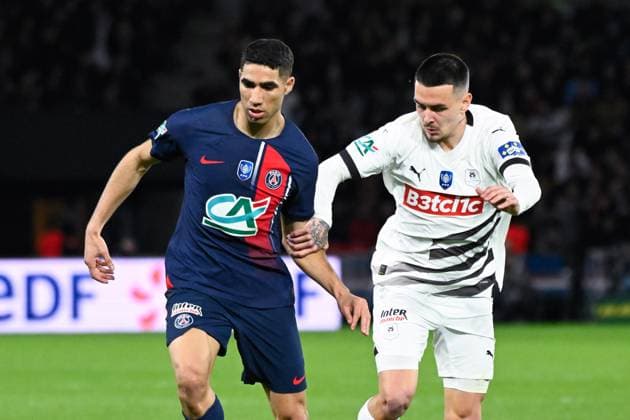 Achraf Hakimi ( 2 - PSG ) and Adrien Truffert ( 3 - Rennes ) during the French Cup match between Paris Saint Germain and Stade Rennais at Parc des Princes on April 03, 2024 in Paris, France. ( Photo by federico pestellini panoramic ) - FOOTBALL : PSG vs Rennes - Coupe de France - 03 04 2024 FedericoPestellini Panoramic 