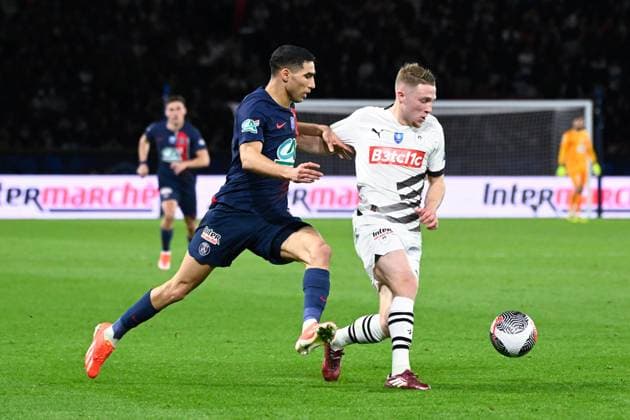Achraf Hakimi ( 2 - PSG ) and Adrien Truffert ( 3 - Rennes ) during the French Cup match between Paris Saint Germain and Stade Rennais at Parc des Princes on April 03, 2024 in Paris, France. ( Photo by federico pestellini panoramic ) - FOOTBALL : PSG vs Rennes - Coupe de France - 03 04 2024 FedericoPestellini Panoramic 