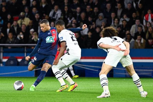 Kylian Mbappe ( 7 - PSG ) and Warmed OMARI ( 23 - Rennes ) during the French Cup match between Paris Saint Germain and Stade Rennais at Parc des Princes on April 03, 2024 in Paris, France. ( Photo by federico pestellini panoramic ) - FOOTBALL : PSG vs Rennes - Coupe de France - 03 04 2024 FedericoPestellini Panoramic 