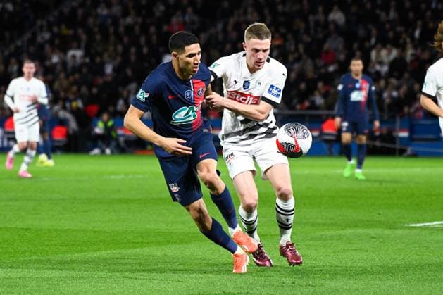 Achraf Hakimi ( 2 - PSG ) and Adrien Truffert ( 3 - Rennes ) during the French Cup match between Paris Saint Germain and Stade Rennais at Parc des Princes on April 03, 2024 in Paris, France. ( Photo by federico pestellini panoramic ) - FOOTBALL : PSG vs Rennes - Coupe de France - 03 04 2024 FedericoPestellini Panoramic 
