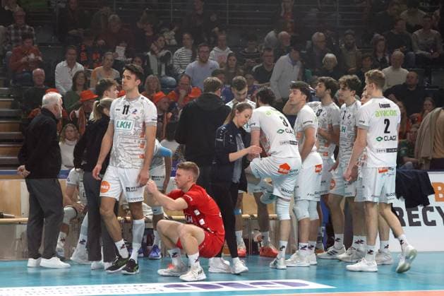 DEU, DVV, 1.VBL, BR Volleys vs. Lueneburg, 03.04.2024, Max-Schmeling-Halle, Berlin, DEU, DVV, 1.VBL, BR Volleys vs. Lueneburg, im Bild Lueneburger-Spielerkreis Foto: Juergen Engler nordphoto GmbH