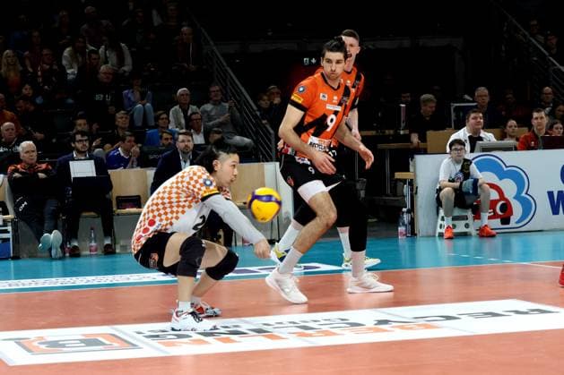 DEU, DVV, 1.VBL, BR Volleys vs. Lueneburg, 03.04.2024, Max-Schmeling-Halle, Berlin, DEU, DVV, 1.VBL, BR Volleys vs. Lueneburg, im Bild Ballannahme von Satoshi Tsuiki (BR Volleys 2), Timothee Carle (BR Volleys 9) Foto: Juergen Engler nordphoto GmbH