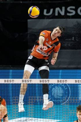 DEU, DVV, 1.VBL, BR Volleys vs. Lueneburg, 03.04.2024, Max-Schmeling-Halle, Berlin, DEU, DVV, 1.VBL, BR Volleys vs. Lueneburg, im Bild Aufschlag, aufgeschlagen von Timothee Carle (BR Volleys 9) Foto: Juergen Engler nordphoto GmbH