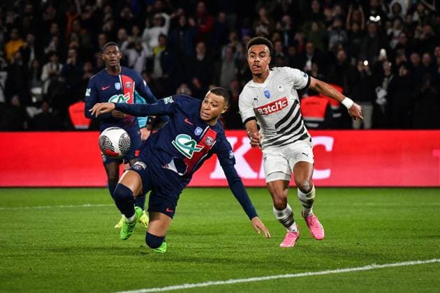 French Cup - PSG v Rennes Paris Saint-Germain?s forward Kylian Mbappe (C) fights for the ball during the French Cup football match between Paris Saint-Germain and Stade Rennais at the Parc des Princes stadium in Paris on April 3, 2024. Photo by Firas Abdullah ABACAPRESS.COM Paris France  Copyright: xAbdullahxFiras ABACAx