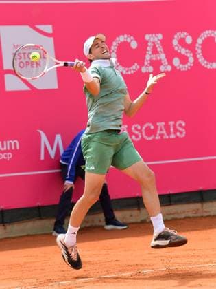 Dominic Thiem, Österreich, unterliegt im Achtelfinale der Estoril Open. Estoril Open, Portugal, 4. April 2024 - Dominic Thiem, Österreich, unterliegt im Achtelfinale der Estoril Open dem Franzosen Richard Gasquet (nicht im Bild) mit 4:6 und 6:7. Estoril Estoril Tennis Club Lisbon Portugal