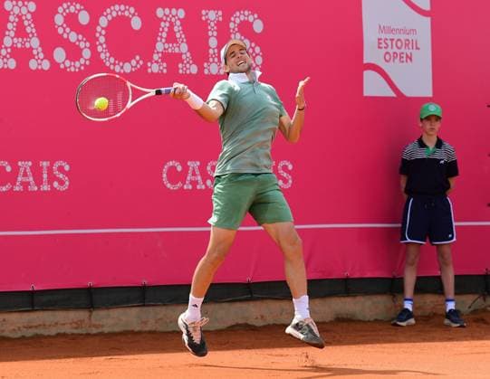 Dominic Thiem, Österreich, unterliegt im Achtelfinale der Estoril Open. Estoril Open, Portugal, 4. April 2024 - Dominic Thiem, Österreich, unterliegt im Achtelfinale der Estoril Open dem Franzosen Richard Gasquet (nicht im Bild) mit 4:6 und 6:7. Estoril Estoril Tennis Club Lisbon Portugal