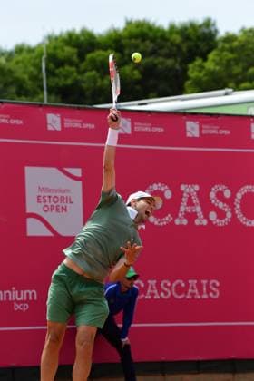 Dominic Thiem, Österreich, unterliegt im Achtelfinale der Estoril Open. Estoril Open, Portugal, 4. April 2024 - Dominic Thiem, Österreich, unterliegt im Achtelfinale der Estoril Open dem Franzosen Richard Gasquet (nicht im Bild) mit 4:6 und 6:7. Estoril Estoril Tennis Club Lisbon Portugal