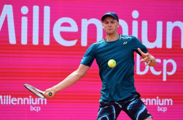 Hubert HURKACZ, Polen, erreicht bei den Estoril Open das Viertelfinale Estoril Open, Portugal, 4. April 2024 - Hubert HURKACZ, Polen, besiegt im Achtelfinale der Estoril Open in Portugal dem Deutsch-Briten Jan Choinski (nicht im Bild) mit 7:6 und 6:4. Estoril Estoril Tennis Club Lisbon Portugal