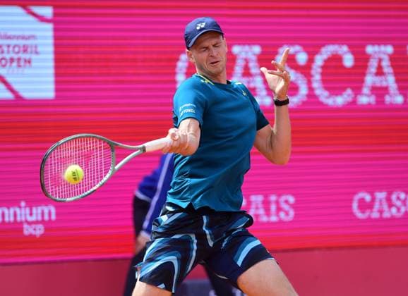 Hubert HURKACZ, Polen, erreicht bei den Estoril Open das Viertelfinale Estoril Open, Portugal, 4. April 2024 - Hubert HURKACZ, Polen, besiegt im Achtelfinale der Estoril Open in Portugal dem Deutsch-Briten Jan Choinski (nicht im Bild) mit 7:6 und 6:4. Estoril Estoril Tennis Club Lisbon Portugal