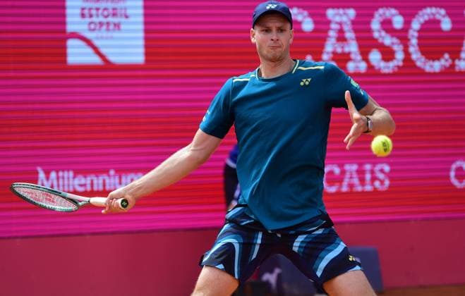 Hubert HURKACZ, Polen, erreicht bei den Estoril Open das Viertelfinale Estoril Open, Portugal, 4. April 2024 - Hubert HURKACZ, Polen, besiegt im Achtelfinale der Estoril Open in Portugal dem Deutsch-Briten Jan Choinski (nicht im Bild) mit 7:6 und 6:4. Estoril Estoril Tennis Club Lisbon Portugal