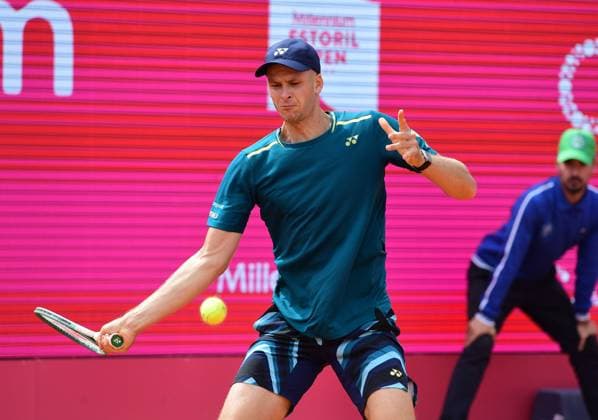 Hubert HURKACZ, Polen, erreicht bei den Estoril Open das Viertelfinale Estoril Open, Portugal, 4. April 2024 - Hubert HURKACZ, Polen, besiegt im Achtelfinale der Estoril Open in Portugal dem Deutsch-Briten Jan Choinski (nicht im Bild) mit 7:6 und 6:4. Estoril Estoril Tennis Club Lisbon Portugal