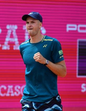Hubert HURKACZ, Polen, erreicht bei den Estoril Open das Viertelfinale Estoril Open, Portugal, 4. April 2024 - Hubert HURKACZ, Polen, besiegt im Achtelfinale der Estoril Open in Portugal dem Deutsch-Briten Jan Choinski (nicht im Bild) mit 7:6 und 6:4. Estoril Estoril Tennis Club Lisbon Portugal