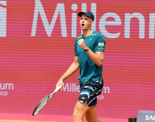 Hubert HURKACZ, Polen, erreicht bei den Estoril Open das Viertelfinale Estoril Open, Portugal, 4. April 2024 - Hubert HURKACZ, Polen, besiegt im Achtelfinale der Estoril Open in Portugal dem Deutsch-Briten Jan Choinski (nicht im Bild) mit 7:6 und 6:4. Estoril Estoril Tennis Club Lisbon Portugal