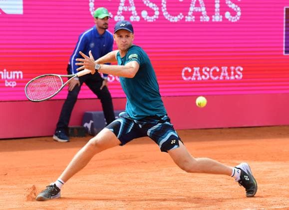 Hubert HURKACZ, Polen, erreicht bei den Estoril Open das Viertelfinale Estoril Open, Portugal, 4. April 2024 - Hubert HURKACZ, Polen, besiegt im Achtelfinale der Estoril Open in Portugal dem Deutsch-Briten Jan Choinski (nicht im Bild) mit 7:6 und 6:4. Estoril Estoril Tennis Club Lisbon Portugal