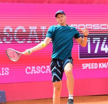 Hubert HURKACZ, Polen, erreicht bei den Estoril Open das Viertelfinale Estoril Open, Portugal, 4. April 2024 - Hubert HURKACZ, Polen, besiegt im Achtelfinale der Estoril Open in Portugal dem Deutsch-Briten Jan Choinski (nicht im Bild) mit 7:6 und 6:4. Estoril Estoril Tennis Club Lisbon Portugal