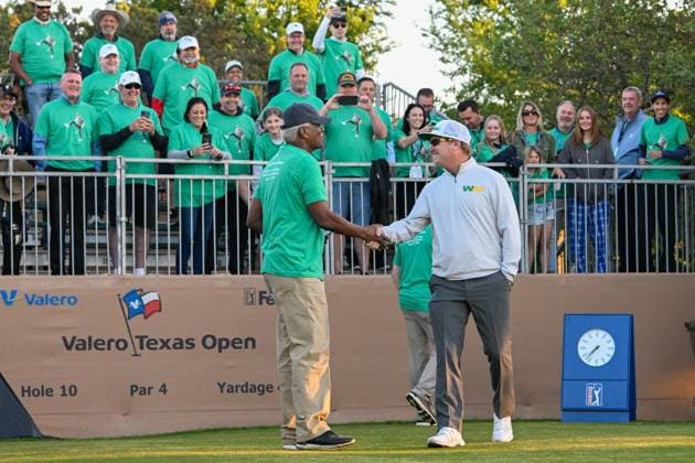 SAN ANTONIO, TX - APRIL 04: Charley Hoffman (USA) shakes hands with the starter on the tee on 10 in front of a sea of green tee shirts commemorating his 500th PGA, Golf Herren Tour career start during Rd1 of the Valero Texas Open at TPC San Antonio (Oaks Course) on April 4, 2024, in San Antonio, Texas. (Photo by Ken Murray Icon Sportswire) GOLF: APR 04 PGA Valero Texas Open EDITORIAL USE ONLY Icon2404040031