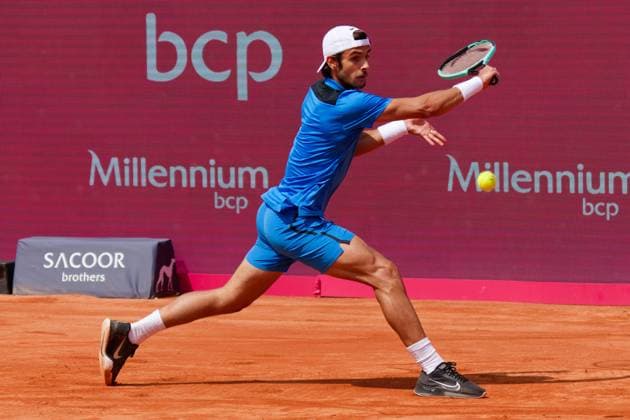 Sport Bilder des Tages Estoril, Portugal, April 04 2024: Lorenzo Musetti (Italy) in action during the Millennium Estoril Open match between Nuno Borges (Portugal) and Lorenzo Musetti (Italy) at Clube de Tenis do Estoril in Estoril, Portugal. (Pedro Porru SPP) Copyright: xPedroxPorrux xSPPx spp-en-PePoSp-4F8A0034