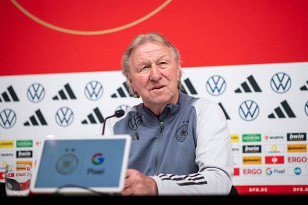 Sport Themen der Woche KW14 Sport Bilder des Tages Horst Hrubesch (Deutschland, Trainer) bei der Pressekonferenz, AUT, DFB Frauen Nationalmannschaft Deutschland, UEFA Womens Euro 2025 Qualifikation, MD-1 Pressekonferenz und Abschlusstraining Deutschland, 04.04.2024 AUT, DFB Frauen Nationalmannschaft Deutschland, UEFA Womens Euro 2025 Qualifikation, MD-1 Pressekonferenz und Abschlusstraining Deutschland, 04.04.2024 Linz *** Horst Hrubesch Germany, Coach at the press conference, AUT, DFB Womens National Team Germany, UEFA Womens Euro 2025 Qualification, MD 1 Press conference and final training Germany, 04 04 2024 AUT, DFB Womens National Team Germany, UEFA Womens Euro 2025 Qualification, MD 1 Press conference and final training Germany, 04 04 2024 Linz Copyright: xEibner-Pressefoto Memmlerx EP_MMR