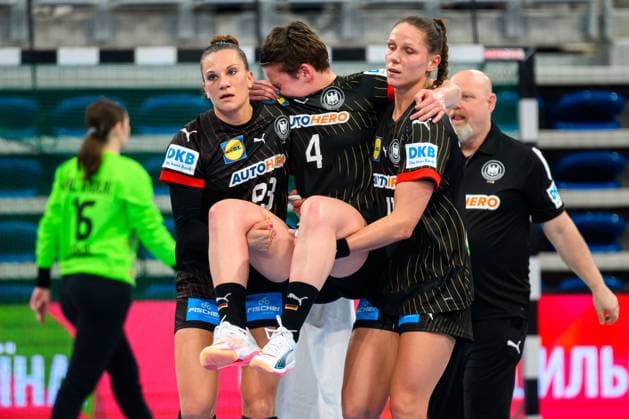 Sport Themen der Woche KW14 Sport Bilder des Tages Heidelberg, Deutschland: EM Qualifikation 2024 - Ukraine - Deutschland Julia Behnke (Deutschland), Alina Grijseels (Deutschland) Verletzt Verletzung Schmerzen, Xenia Smits (Deutschland) Heidelberg SNP Dome Baden-Württemberg Deutschland *** Heidelberg, Germany European Championship Qualification 2024 Ukraine Germany Julia Behnke Germany , Alina Grijseels Germany Injured Injury Pain, Xenia Smits Germany Heidelberg SNP Dome Baden Württemberg Germany