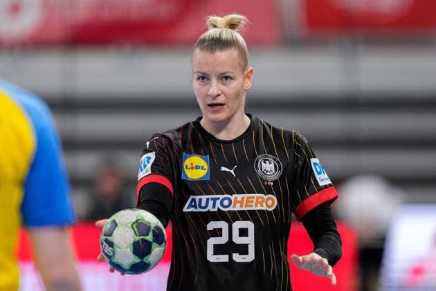 Antje Döll (Deutschland, 29), am Ball, Einzelbild, Einzelfoto, Aktion, Action, 04.04.2024, Heidelberg (Deutschland), Handball, EM-Qualifikation Frauen, Ukraine - Deutschland