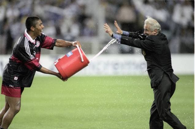 DFB Pokalfinale 1998: Bayern Muenchen - MSV Duisburg 2:1 16.05.1998 Trainer Giovanni Trapattoni wird von Giovane Elber mit Wasser bespritzt. Â *** DFB Cup Final 1998 Bayern Muenchen MSV Duisburg 2 1 16 05 1998 Coach Giovanni Trapattoni is splashed with water by Giovane Elber Â HM